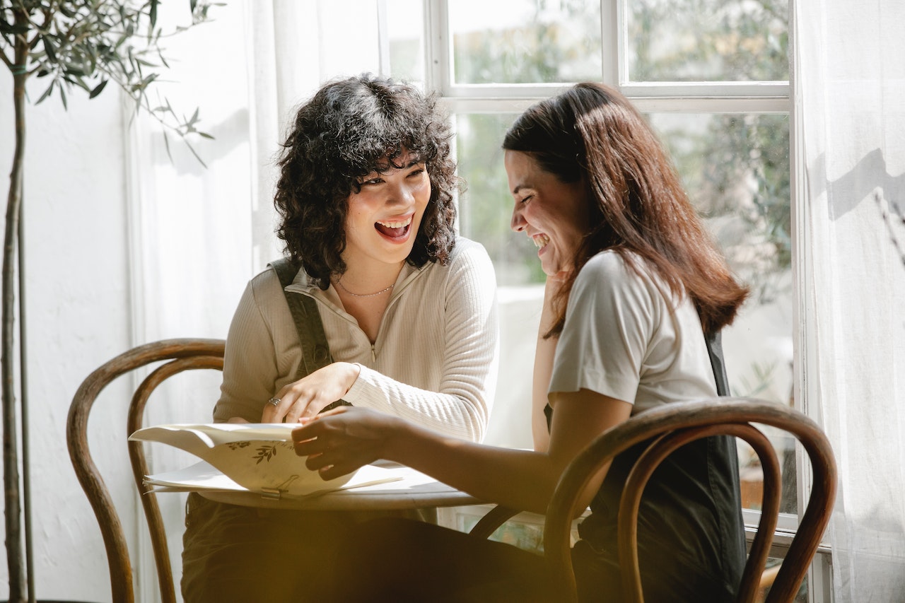 deux amies qui communique positivement