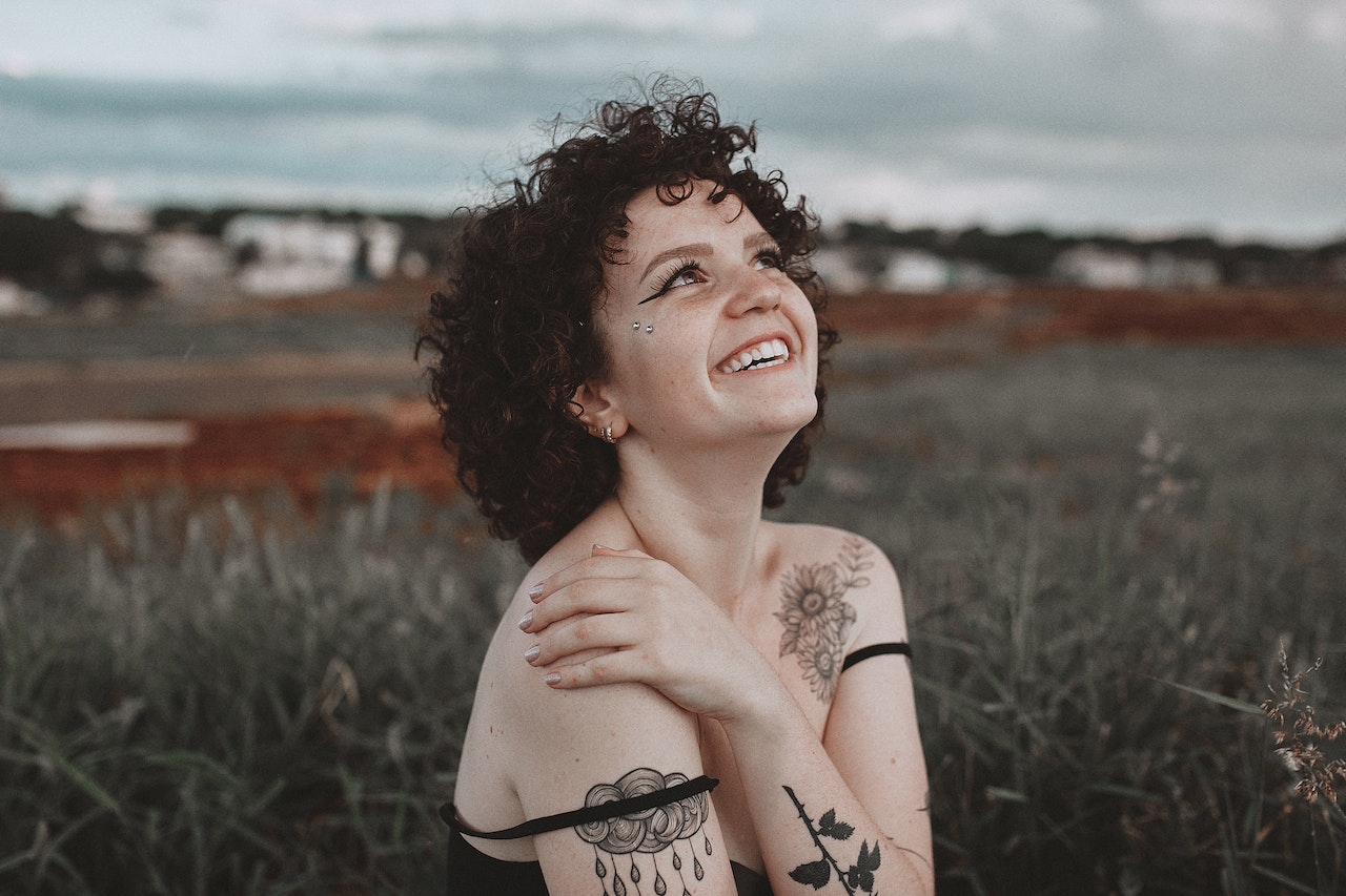 femme heureuse qui relativise en souriant